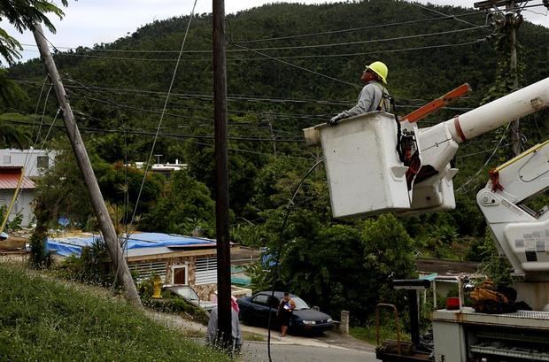 El sistema eléctrico de la isla es muy débil y muchas de sus instalaciones están obsoletas, situación que se agravó en 2017 con el paso del huracán María.