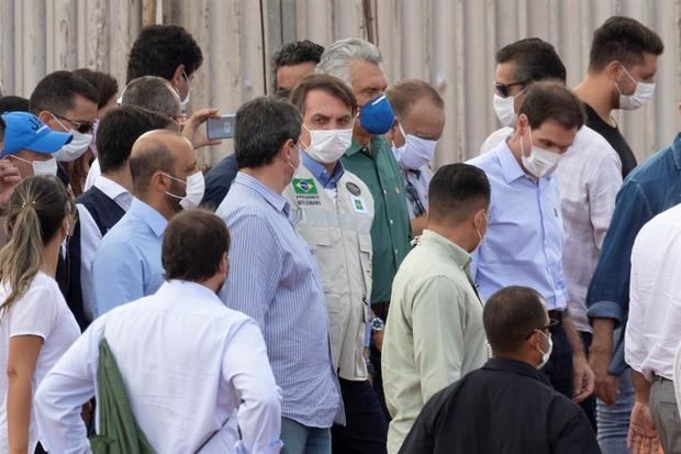 El presidente de Brasil, Jair Bolsonaro (c), visita la construcción del primer hospital de campaña de la Unión este sábado, en Águas Lindas, en los alrededores de Brasilia (Brasil).