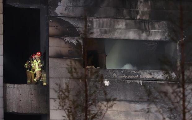 Las labores de búsqueda y rescate seguían este jueves entre los escombros de un almacén que se encontraba en construcción en la ciudad surcoreana de Icheon, al sur de Seúl, y en el que han muertos al menos 38 personas y diez resultaron heridas en un incendio.