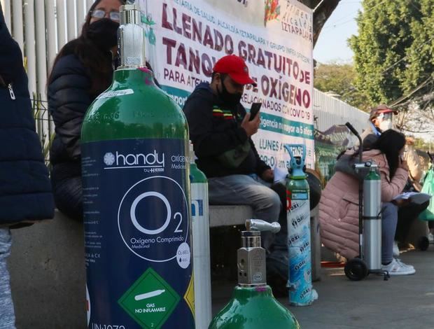 Personas esperan turno para la carga de oxígeno de forma gratuita hoy en la alcaldía de Iztapalapa, en Ciudad de México, México.