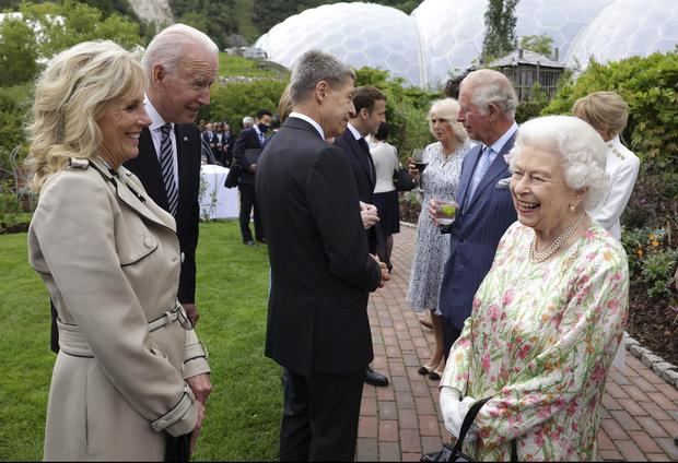 La reina Isabel II de Gran Bretaña (R) comparte un momento de luz con el presidente estadounidense Joe Biden (2-L (y su esposa Jill (L) durante una cena de recepción en la cumbre del G7 en St Austell, Cornualles, Gran Bretaña.