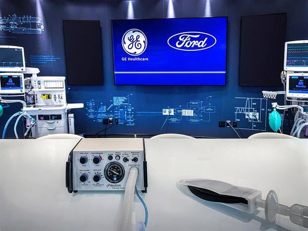 Fotografía cedida este lunes por el fabricante estadounidense de automóviles Ford donde se muestra el modelo de respirador A-E en su planta en Rawsonville, Michigan, donde se espera producir 1,500 unidades para finales de abril, 12,000 para finales de mayo y 50,000 para el 4 de julio.