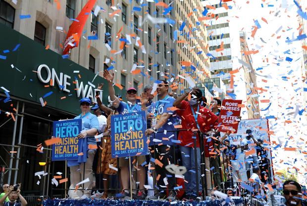 Cientos de ciudadanos y trabajadores del sector salud de la ciudad de Nueva York fueron registrados este miércoles, durante un desfile en homenaje a los servidores esenciales que contribuyeron a que la ciudad superara las etapas más duras de la actual pandemia, en Manhattan, NY, EE.UU.