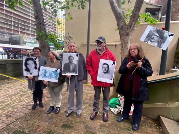 Activistas chilenos tras la vista sobre la extradición a Chile de Adriana Rivas, en Sidney.