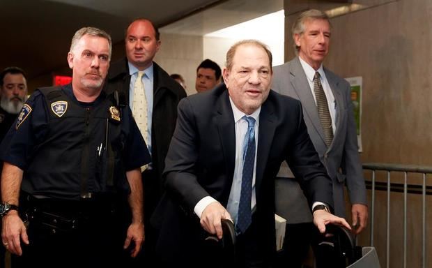 Harvey Weinstein (C) llega a la Corte Suprema del estado de Nueva York mientras el jurado continúa deliberando en su juicio por agresión sexual en Nueva York.