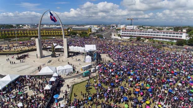 Miles de manifestantes en la Plaza de la Bandera, este jueves, en Santo Domingo (República Dominicana). La movilización fue convocado a través de las redes sociales en protesta por la suspensión de las elecciones municipales del domingo antepasado, tras fallas técnicas del voto automatizado.