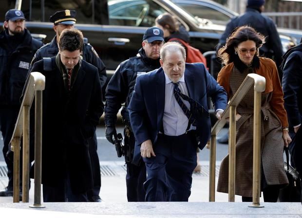 El ex productor de Hollywood Harvey Weinstein (C) llega para su juicio por agresión sexual en la Corte Suprema del Estado de Nueva York en Nueva York, Nueva York, EE. UU., 14 de febrero de 2020.