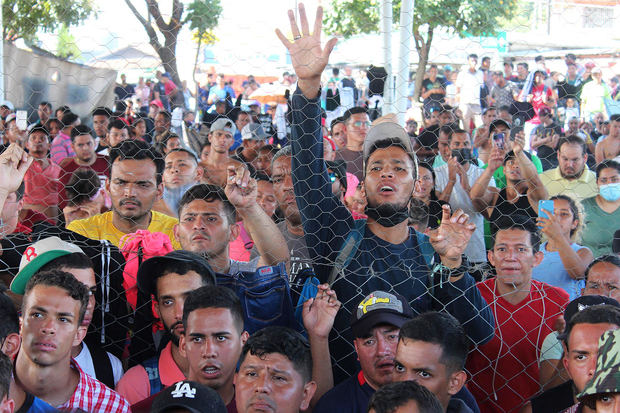 Vista de migrantes centroamericanos, a la espera de regularizar su situación migratoria en las instalaciones del Instituto Nacional de Migración (INM), hoy en la ciudad de Huixtla en el estado de Chiapas, México.