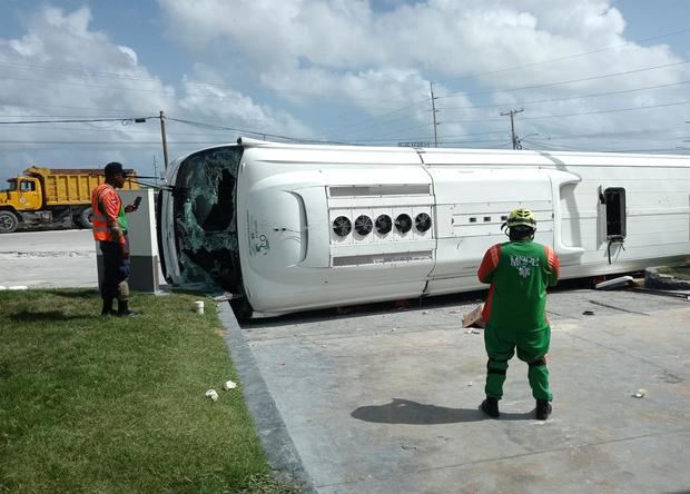 Registro general este jueves, 6 de octubre, del frente de un autobús accidentado en el que murieron tres turistas suramericanas y una veintena más resultó herida, en Punta Cana (República Dominicana).
