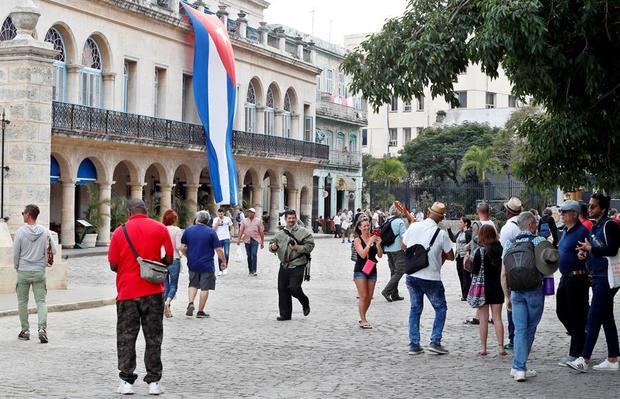 Aunque en 2019 el listón estaba fijado en la recepción de 5,1 millones de visitantes extranjeros, esa previsión del Gobierno cubano fue revisada a la baja, primero a 4,7 y finalmente a 4,3 millones. 