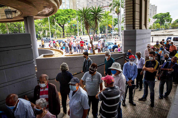 Decenas de personas esperan afuera de un centro de vacunación contra la covid-19, el 2 de junio de 2021 en Caracas, Venezuela.
