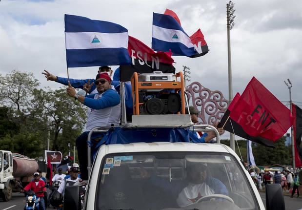 Militantes y simpatizantes del oficialista Frente Sandinista de Liberación Nacional (FSLN) celebran el aniversario número 42 de la revolución que derrocó al dictador Anastasio Somoza Debayle (1925-1980), hoy, en Managua, Nicaragua.