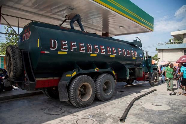 Fotografía de archivo en la que se registró un camión cisterna en la refinería de petróleos de Puerto Príncipe, Haití.