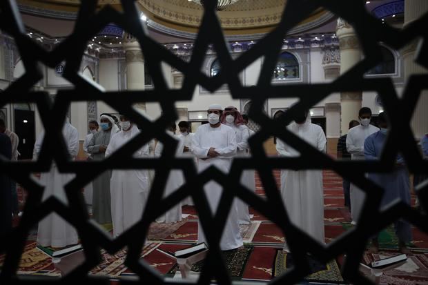 Un grupo de personas fue registrado este viernes al realizar una oración fúnebre por el difunto presidente de los Emiratos Árabes Unidos, el jeque Khalifa bin Zayed Al Nahyan, en una mezquita en Dubai.