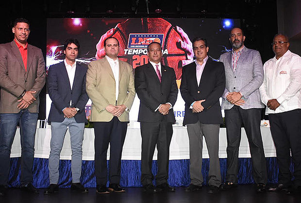Antonio Mir, presidente de la Liga Nacional de Baloncesto (LNB), y Rienzi Pared Pérez,  subadministrador general de Empresas Subsidiarias Banreservas (al centro), acompañados por los representantes de los equipos que se disputarán la Copa Banreservas 2019.