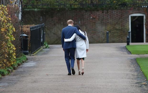 El príncipe británico Harry y Meghan Markle se van después de una sesión de fotos después de anunciar su compromiso en el Jardín Hundido en el Palacio de Kensington en Londres, Gran Bretaña, el 27 de noviembre de 2017.