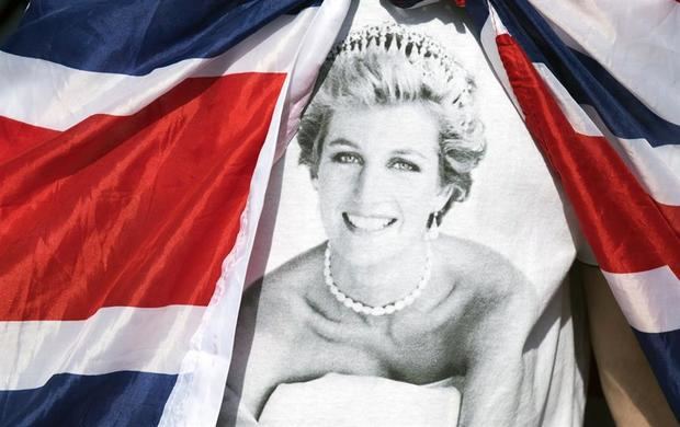 Tributos en memoria de la princesa Diana de Gales a las puertas del Palacio de Kensington en Londres (Reino Unido) en 2017, cuando se cumplieron 20 años desde la muerte de la princesa. 