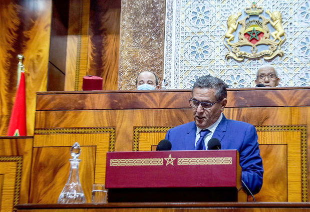 El presidente del nuevo Gobierno marroquí, Aziz Ajanuch (delante), indicó que entre sus principales objetivos están la creación de un millón de puestos de trabajo en los próximos cinco años y la generalización de la cobertura social para superar la crisis del coronavirus, este lunes en el Parlamento marroquí, en Rabat.