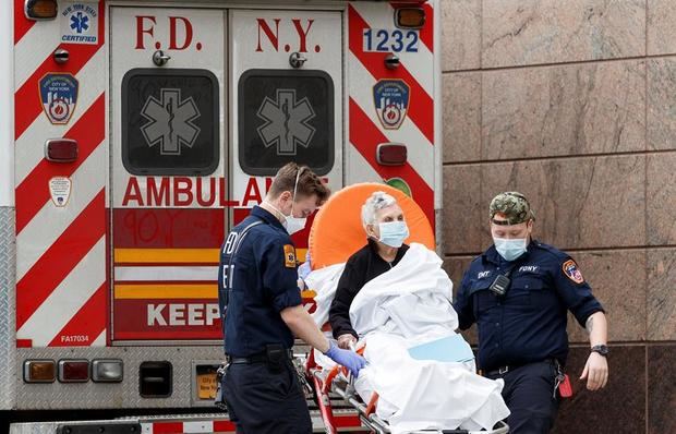 Los paramédicos transportan a un paciente a la sala de emergencias del Centro Hospitalario Bronx-Lebanon en el Bronx, Nueva York, EE. UU.