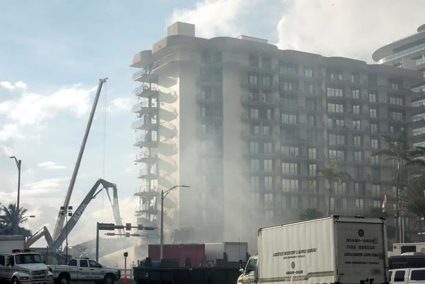 Equipos de rescate trabajan este sábado en el edificio de 12 pisos que se derrumbó parcialmente en Surfside, Florida, EE.UU.
