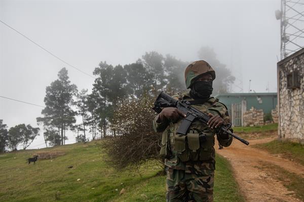 Un soldado haitiano vigila una comuna este miércoles, en Kenscoff (Haití). 