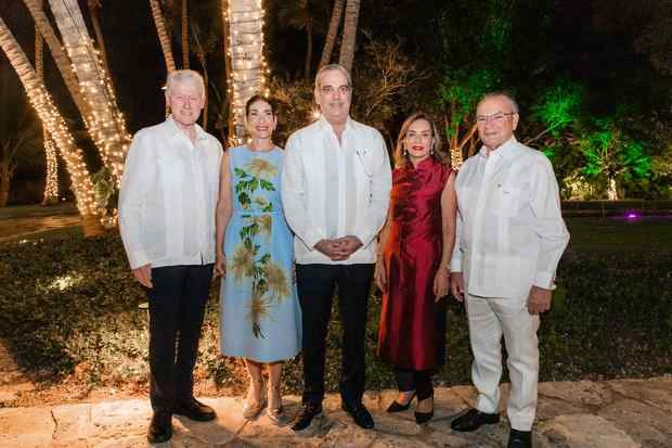 Bill Clinton, Raquel Arbaje, Luis Abinader, Haydée Rainieri y Frank Rainieri.