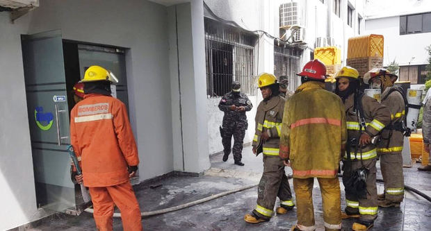 Bomberos sofocan incendio en el MInisterio de Salud Pública.