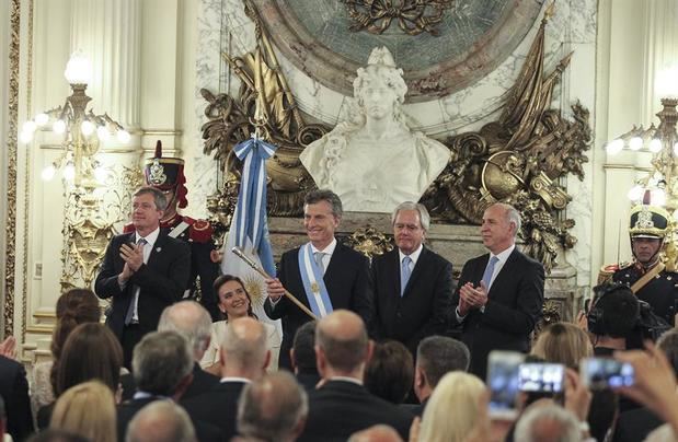 En la imagen, el expresidente argentino Mauricio Macri (c), tras recibir el bastón de mando y la banda presidencial, en el acto de posesión, en el Salón Blanco de la Casa Rosada, el 10 de diciembre de 2015, en Buenos Aires.