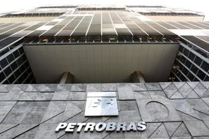 En el segundo trimestre, Petrobras registró pérdidas por 2.713 millones de reales (unos 531 millones de dólares), revirtiendo el beneficio neto de 18.866 millones de reales (unos 3.699 millones de dólares al cambio actual) en el mismo período en 2019. 