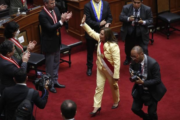 La abogada Dina Boluarte saluda tras ser juramentada como nueva presidenta del Perú en la sede del Congreso en Lima (Perú).