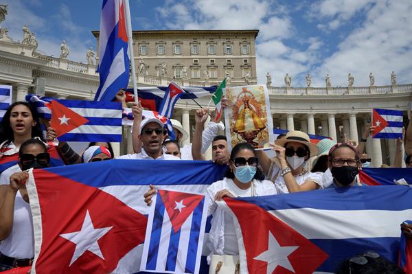 Fieles cubanos en la Plaza de San Pedro durante el rezo del Angelus del papa Francisco este domingo.