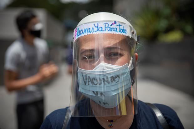 Manifestantes participan en una protesta de trabajadores de la salud para exigir vacunas contra la covid-19 en Caracas, Venezuela.