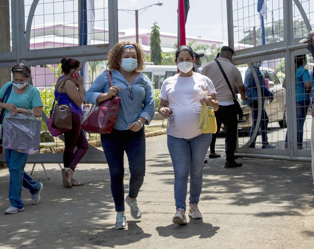 Una mujer embarazada (d) acude hoy junto a su madre al hospital Bertha Durango para ser vacunada contra la covid-19, en Managua, Nicaragua.