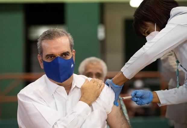 El presidente dominicano, Luis Abinader, se aplicó la vacuna Sinovac contra la covid-19, hoy en Santo Domingo, República Dominicana.