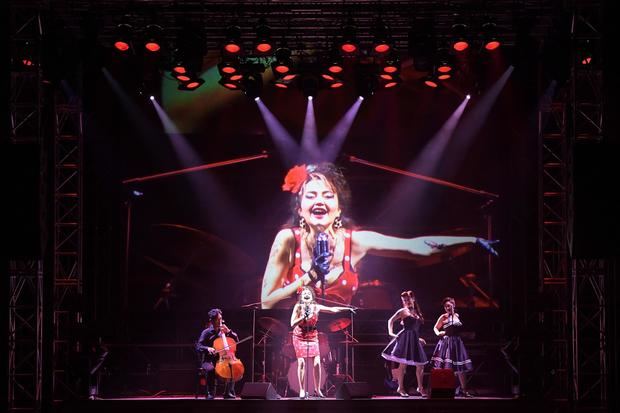 Escena de la ópera 'Carmen', producida por el catalán Àlex Ollé para el Nuevo Teatro Nacional de Tokio y que reinterpreta en clave rockera y contemporánea al personaje clásico femenino.