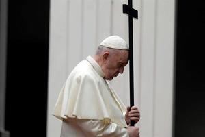 El papa preside un Vía Crucis en una Plaza vaticana completamente vacía