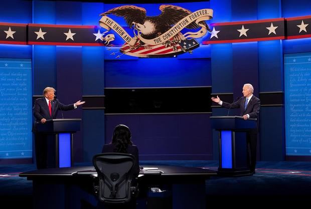 El presidente de EE.UU., Donald Trump (i), y el candidato demócrata a la Presidencia estadounidense, Joe Biden (d), participan en el último debate presidencial celebrado en la Universidad de Belmont, en Nashville, Tennessee (EE.UU.), este 22 de octubre de 2020.