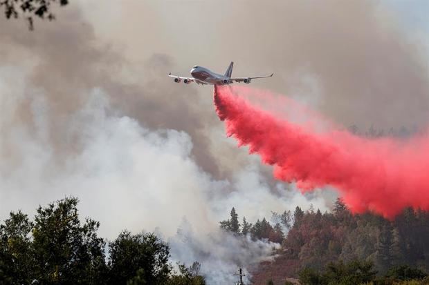 Un avión cisterna intenta apagar el incendio bautizado como Glass, a las afueras de la ciudad de Deer Park en el condado de Napa, California, EE.UU.