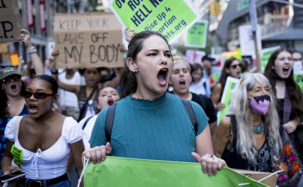 Nueva York levanta su voz con rabia contra el fin del derecho al aborto en EE.UU.