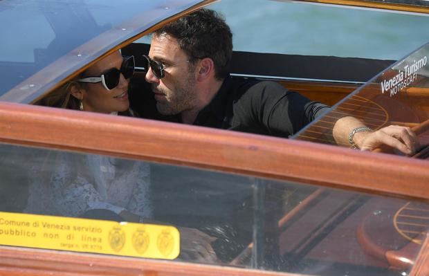 Ben Affleck y Jennifer López, la pareja del verano, llegan al Lido, donde mañana asistirán a la presentación en el Festival de Venecia, fuera de concurso, de la película 'The Last Duel' ('El último duelo'), de Ridley Scott.