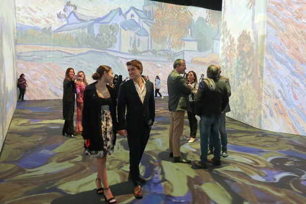 Grupos de personas asisten a la muestra del pintor neerlandés Vincent Van Gogh, referente del post impresionismo, con una exposición inmersiva de más de 200 obras, ayer, en Quito, Ecuador.