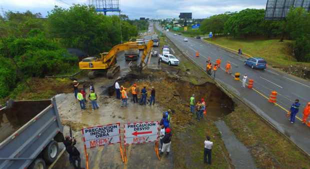 OP inicia la reparación de socavón en autopista Duarte