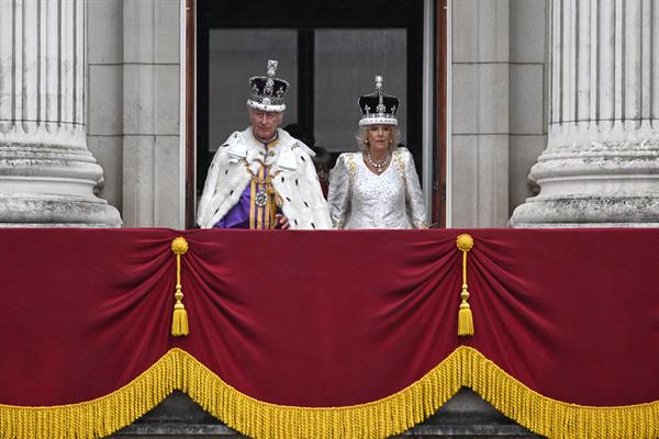 Los recién coronados reyes Carlos III y Camila, en el balcón del palacio de Buckingham saludando a las multitudes que se han acercado este sábado a The Mall tras la ceremonia de coronación. 