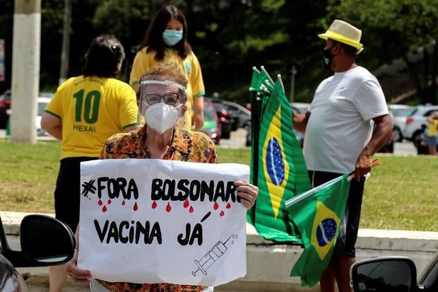Integrantes del Movimiento Brasil Libre participan en una caravana en apoyo a la petición de realizar un juicio político al presidente de Brasil, Jair Bolsonaro, por su cuestionada gestión frente a la pandemia del coronavirus hoy, en Sao Paulo, Brasil.