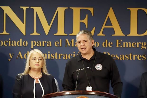 En la imagen, el saliente comisionado del Negociado de Manejo de Emergencias y Administración de Desastres (NMEAD) puertorriqueño, Carlos Acevedo (d), junto a la gobernadora de la isla, Wanda Vázquez.