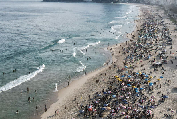Foto tomada con un dron que muestra una multitud de personas en la playa de Ipanema, el 6 de junio de 2021, domingo en Río de Janeiro.