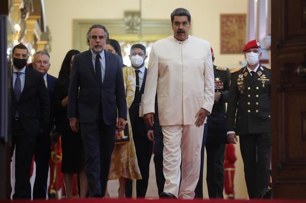 El presidente de Venezuela, Nicolás Maduro, camina ayer junto al nuevo embajador de Colombia en el país, Armando Benedetti (c-i), en el Palacio de Miraflores en Caracas, Venezuela.