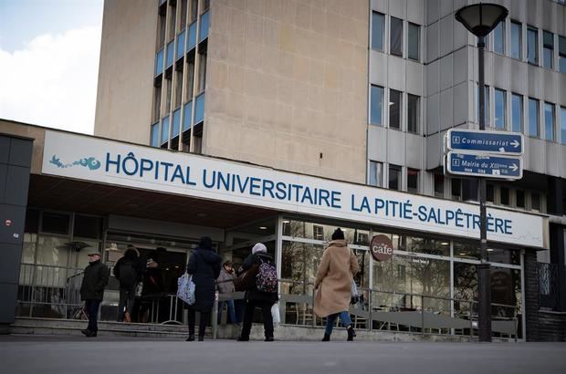 París entrará este lunes en alerta máxima por la expansión del coronavirus, tras haber rebasado todos los límites impuestos por el Gobierno y presentar una degradación notable de la situación sanitaria, informaron a EFE fuentes del Gobierno.