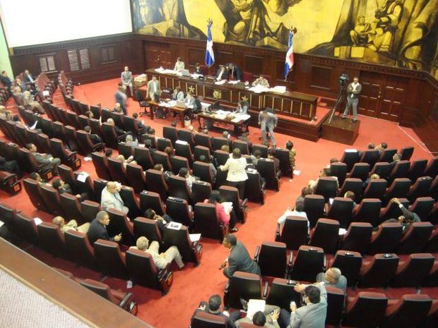 La sesión que se celebraba este martes en la Cámara de Diputados se vio interrumpida al detectarse la presencia de un militar vestido de civil.