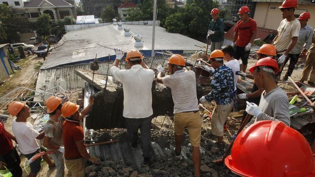 Socorristas intentan retirar escombros el domingo 23 de junio de 2019 en busca de víctimas tras el derrumbe el día anterior de un edificio en construcción en Sihanoukville, Camboya.